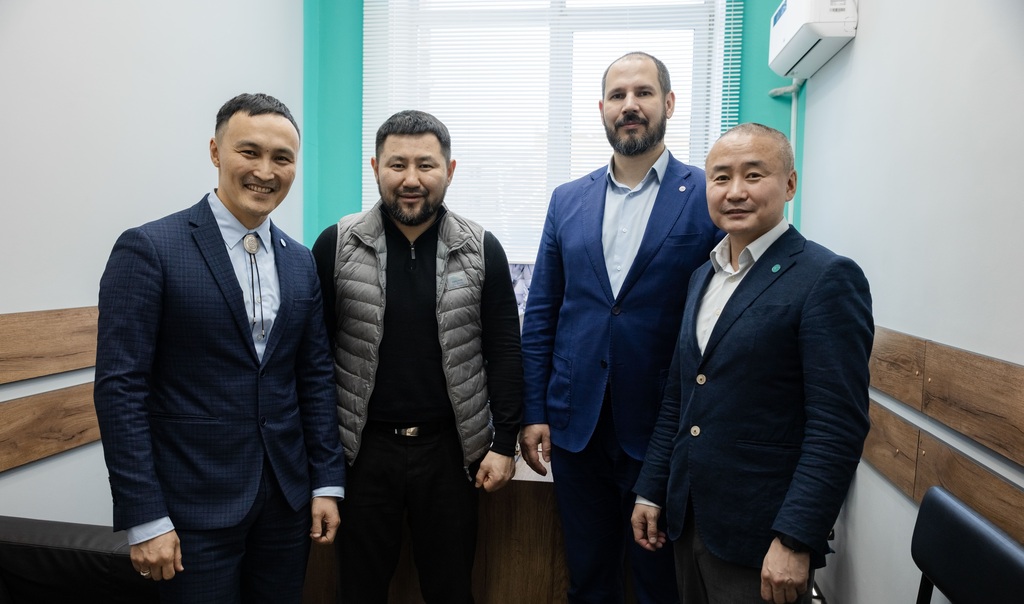 Ювелирный завод УРУУ посетили мэр Якутска Евгений Григорьев и первый заместитель главы города Владимир Дорожкин